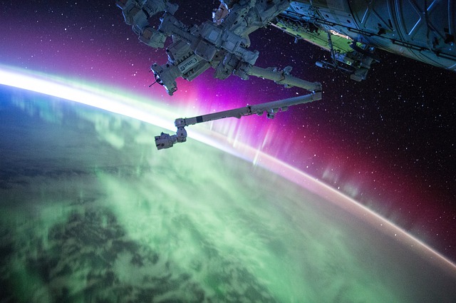 Vista do espaço, a aurora boreal confundiu quem achou que a Terra era plana