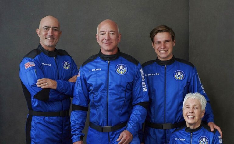 Jeff Bezos voa pela primeira vez ao espaço